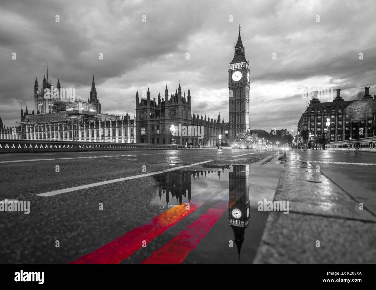 Westminster Bridge, Palazzo di Westminster, la Casa del Parlamento con la riflessione, Big Ben, City of Westminster, Londra, Inghilterra Foto Stock