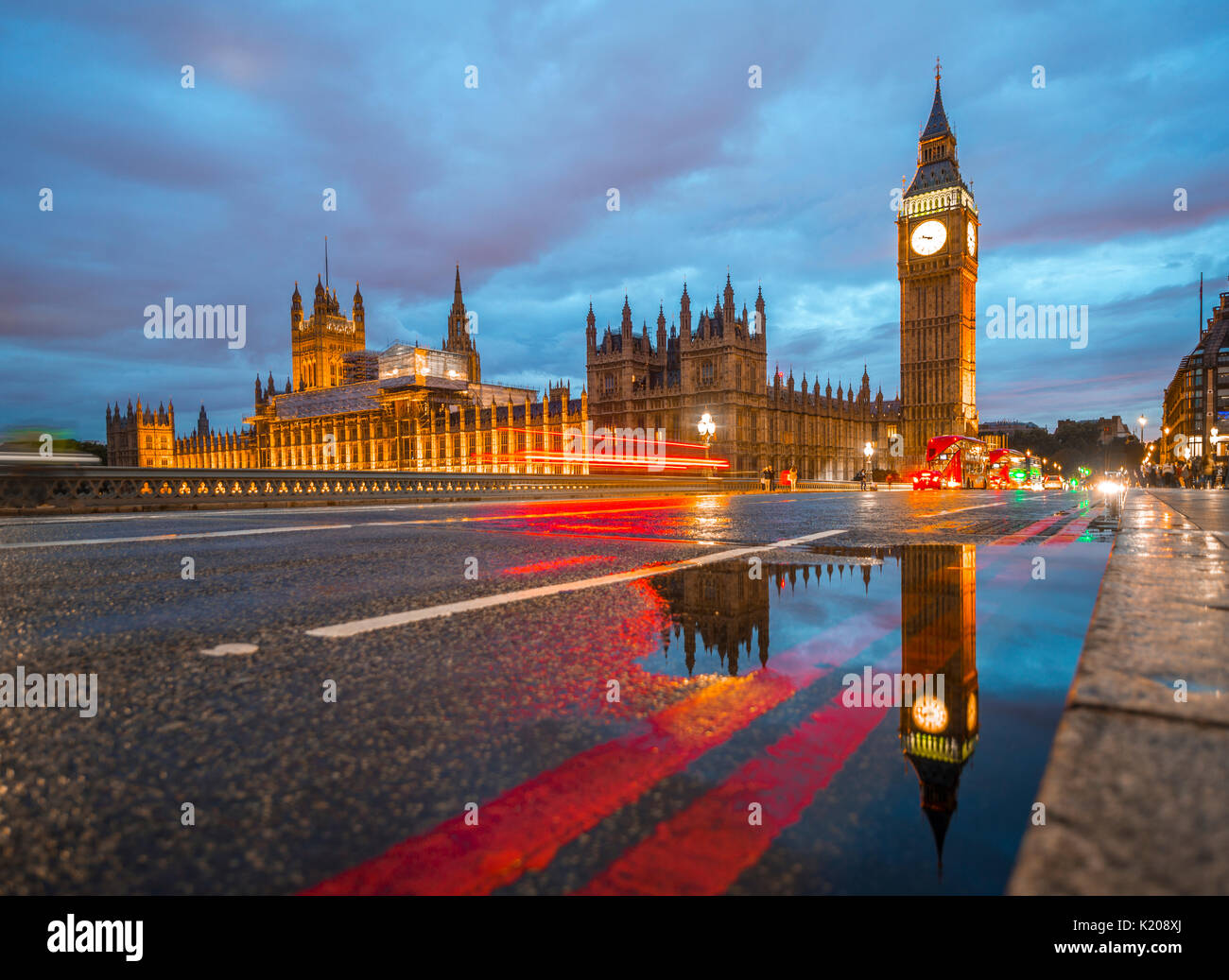 Westminster Bridge, Palazzo di Westminster, la Casa del Parlamento con la riflessione, Big Ben, sentieri di luce, City of Westminster Foto Stock