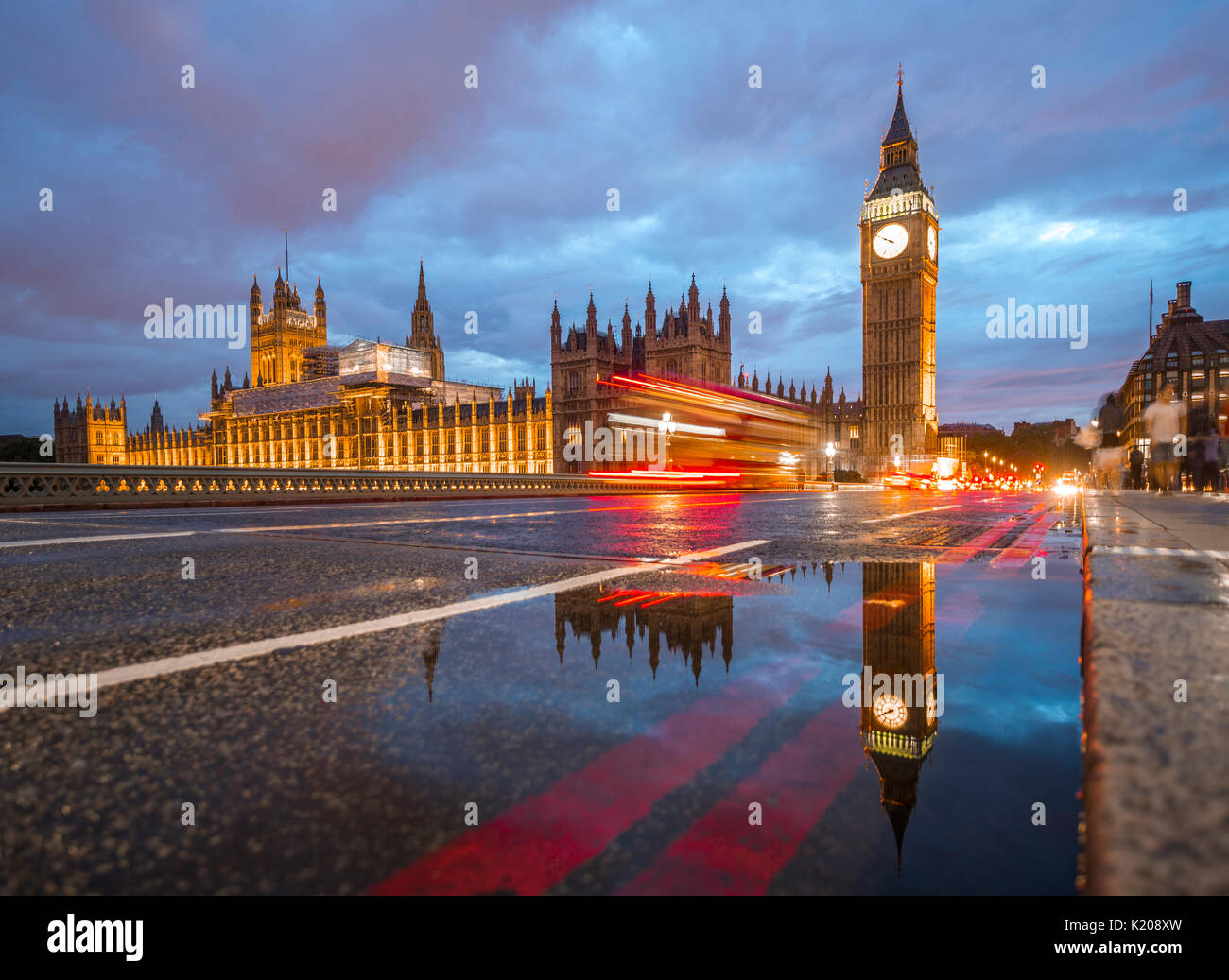 Tracce di luce, doppio ponte di bus, Westminster Bridge, Palazzo di Westminster, la Casa del Parlamento con la riflessione, Big Ben Foto Stock