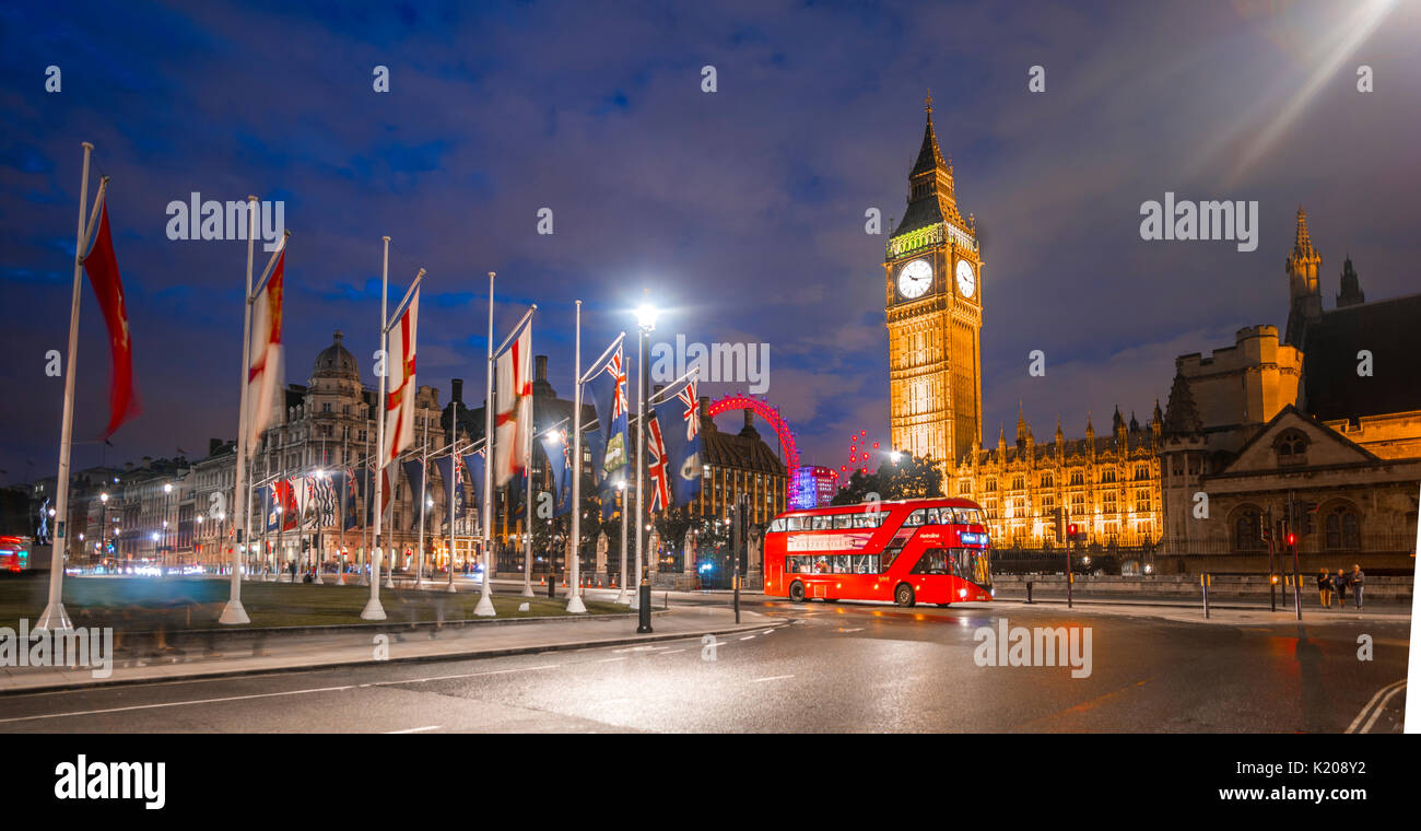 Doppio ponte di bus, Westminster Bridge, Palazzo di Westminster, la Casa del Parlamento con la riflessione, Big Ben, City of Westminster Foto Stock