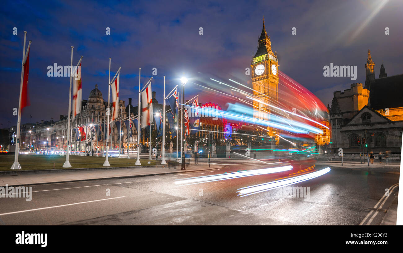 Tracce di luce, doppio ponte di bus, Westminster Bridge, Palazzo di Westminster, la Casa del Parlamento con la riflessione, Big Ben Foto Stock