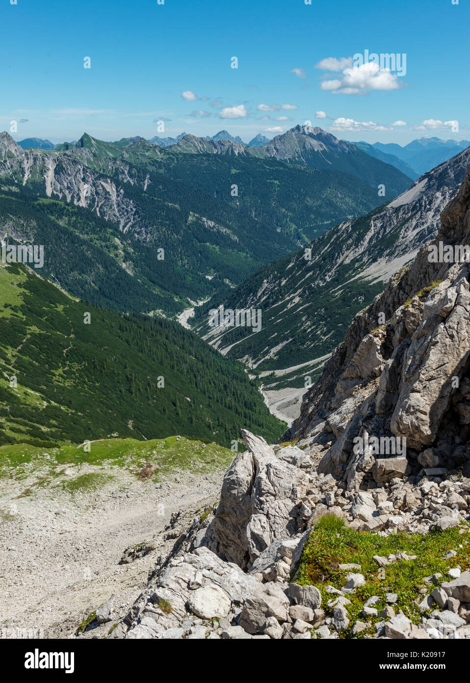 Sentiero escursionistico al Hochvogel, Rocky Mountain il paesaggio, le montagne e le Alpi, la vista alla valle, Algovia, Algovia Alte Alpi Foto Stock