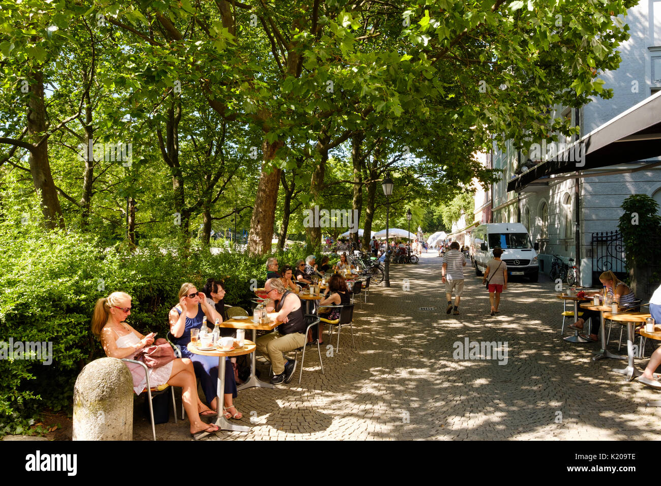 Street café presso Münchner Freiheit, Schwabing Monaco di Baviera, Baviera, Baviera, Germania Foto Stock
