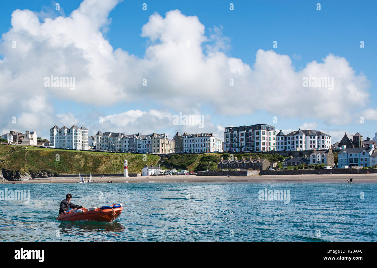 Vista di Port Erin spiaggia e il lungomare dalla baia Foto Stock
