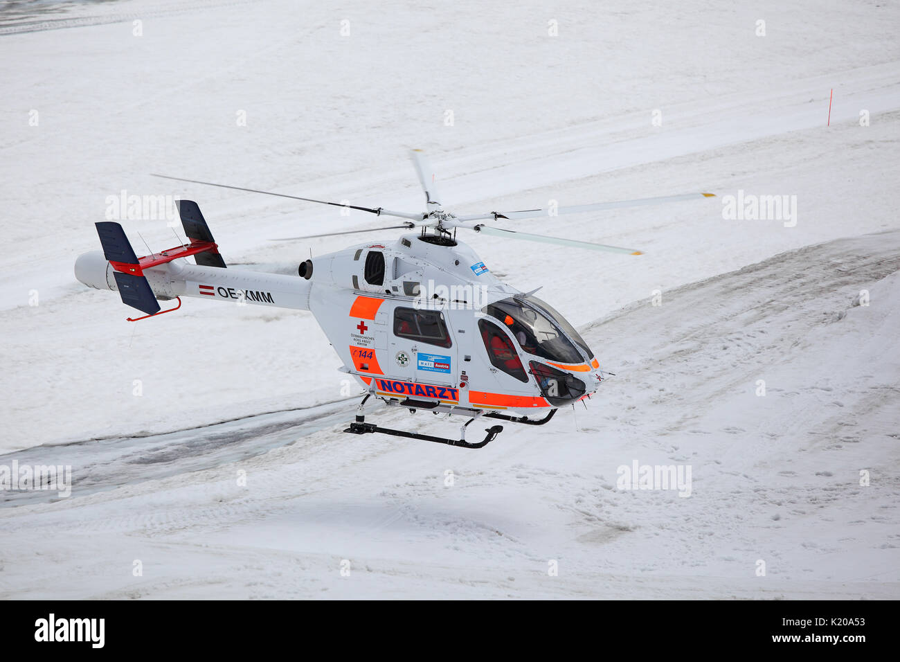 Salvataggio in elicottero della Croce rossa austriaca nel funzionamento sul ghiacciaio del Dachstein, stazione a monte sul Dachstein Foto Stock