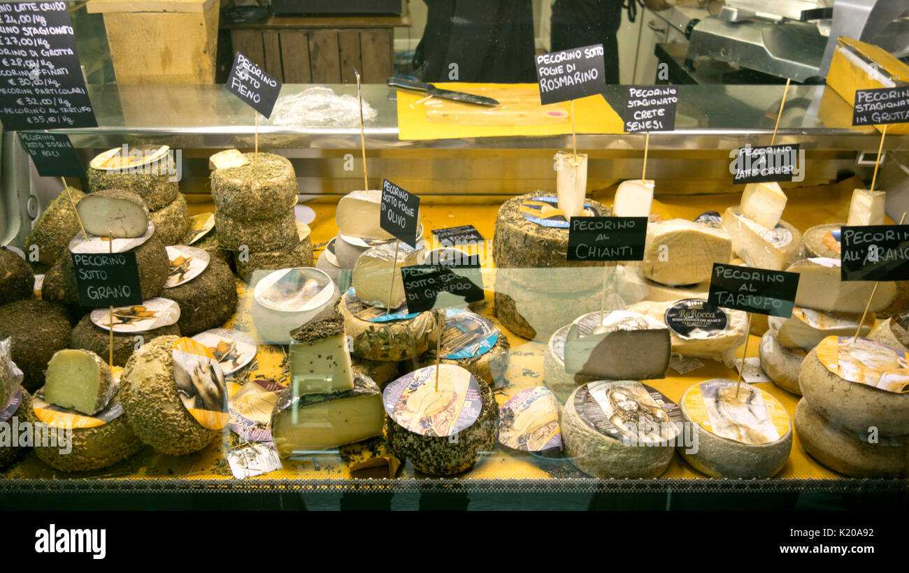 Formaggio Pecorino nella finestra del negozio di formaggi a Lucca, Italia, 2017. Foto Stock