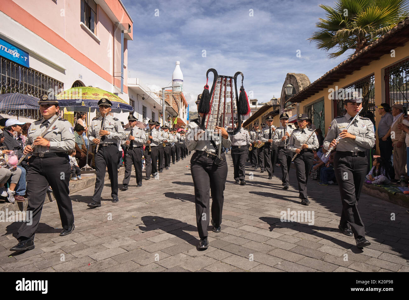 Giugno 17, 2017 Pujili, Ecuador: esecuzione di banda militare in marcia su strada presso il Corpus Christi eventi Foto Stock