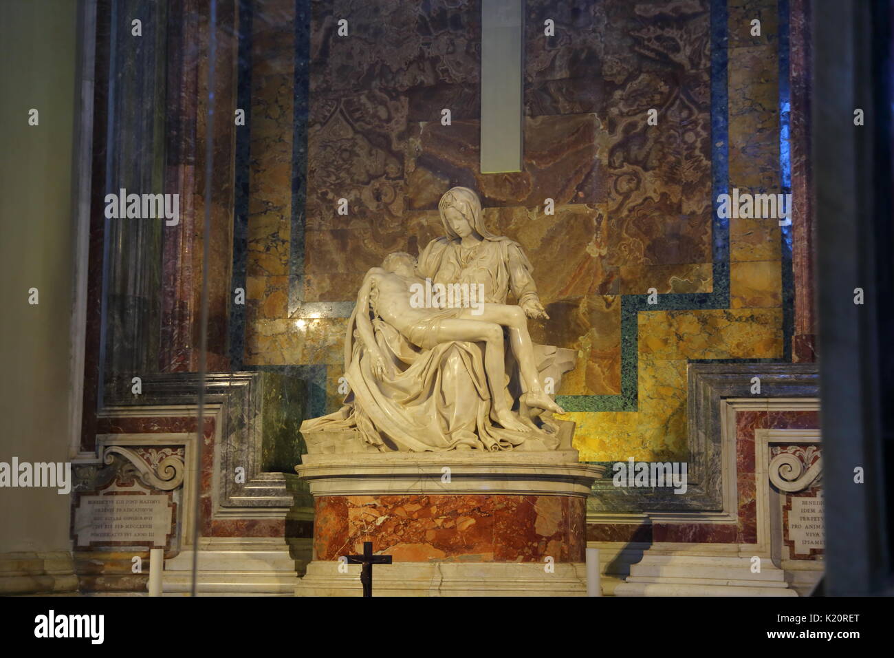Pietà è un gruppo scultoreo in marmo di Michelangelo nella Basilica Papale di San Pietro Italia Foto Stock