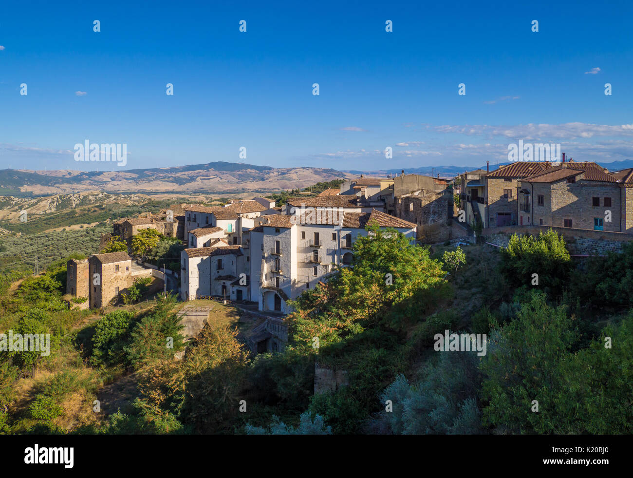 Aliano, Italia - un piccolo paese isolato tra le terre desolate colline della regione Basilicata, famoso per essere l'esilio e la tomba dello scrittore Carlo Levi Foto Stock