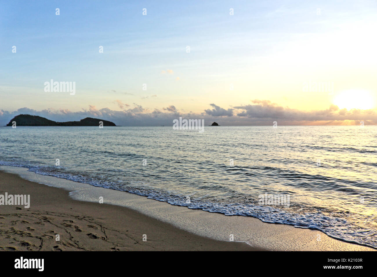 La respirazione nella bellissima alba di Palm Cove Beach in tropicale NORD QLD Australia Foto Stock