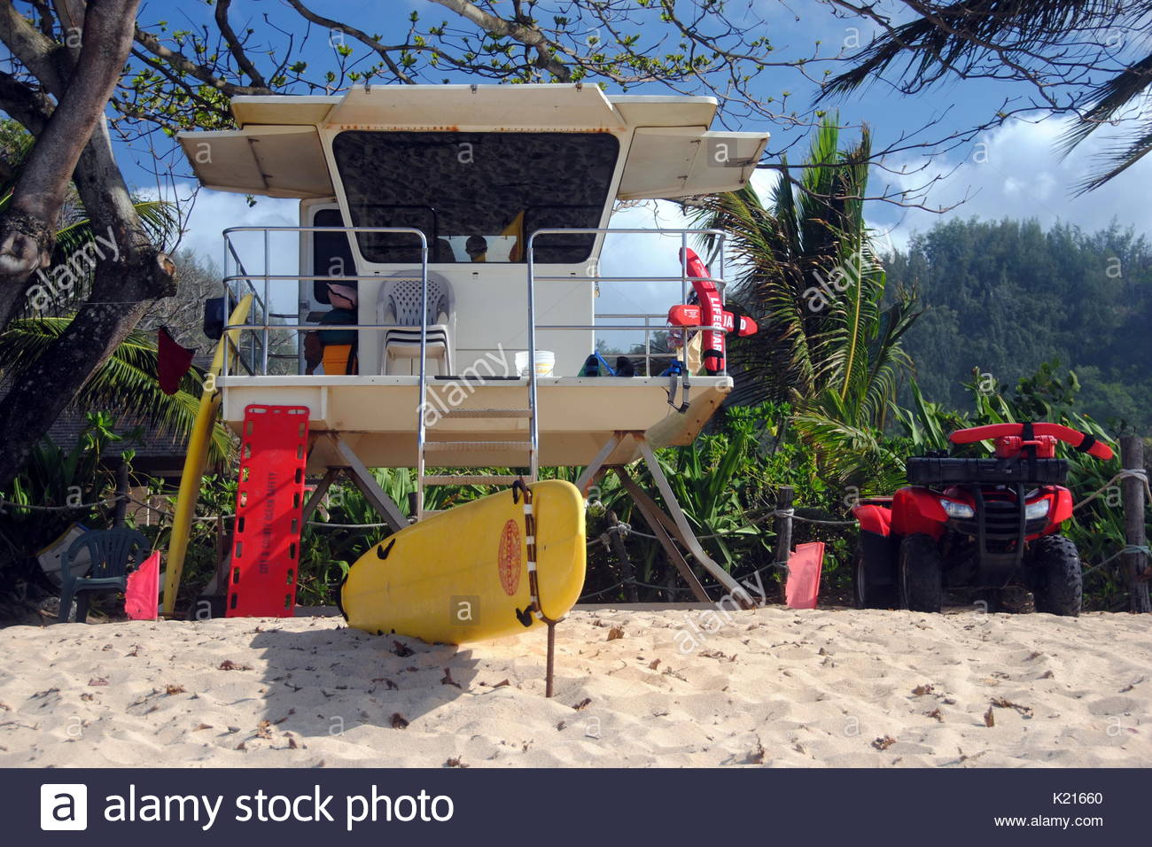 Hawaiian lifeguard tower e attrezzature in Banzai Pipeline, Hawaii Foto Stock