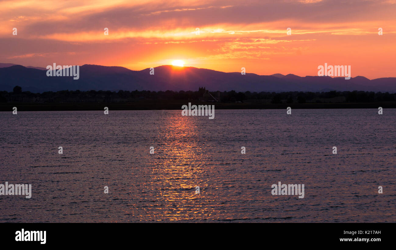Tramonto riflesso su Rocky Mountain Lake Foto Stock