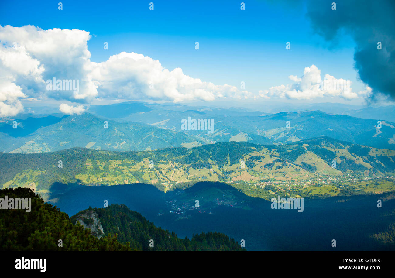Valle di montagna e le nuvole, paesaggio estivo nei Carpazi romeni Foto Stock