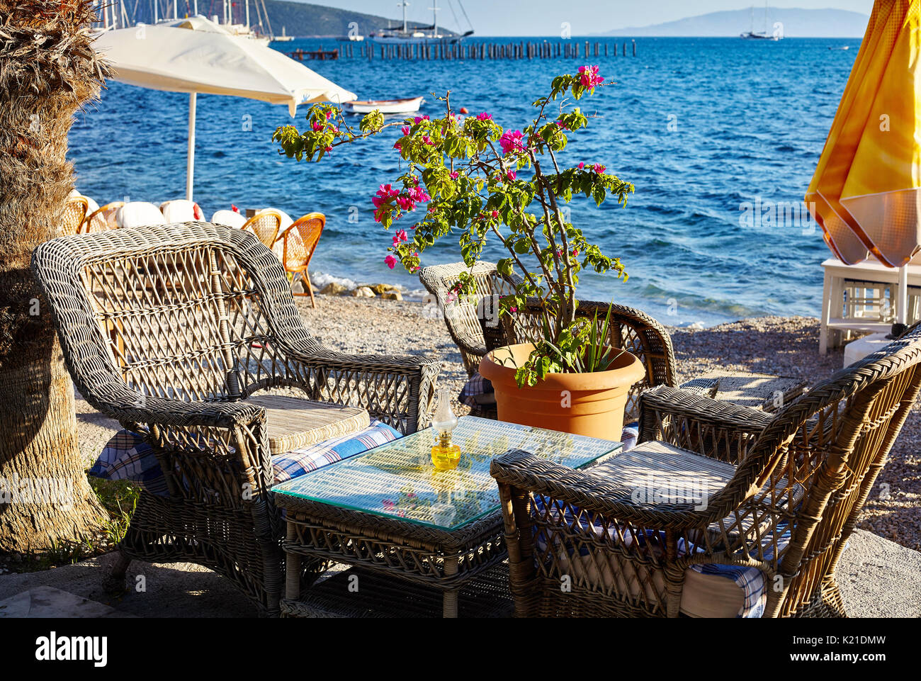 Sedie di legno e tavolo nel ristorante sul mare di bodrum, Turchia Foto Stock