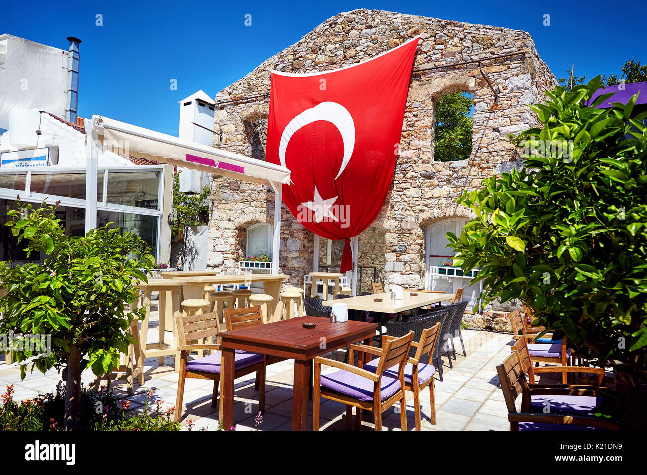 Ristorante con rosso bandiera turca nei pressi di rovine greche di bodrum, Turchia Foto Stock