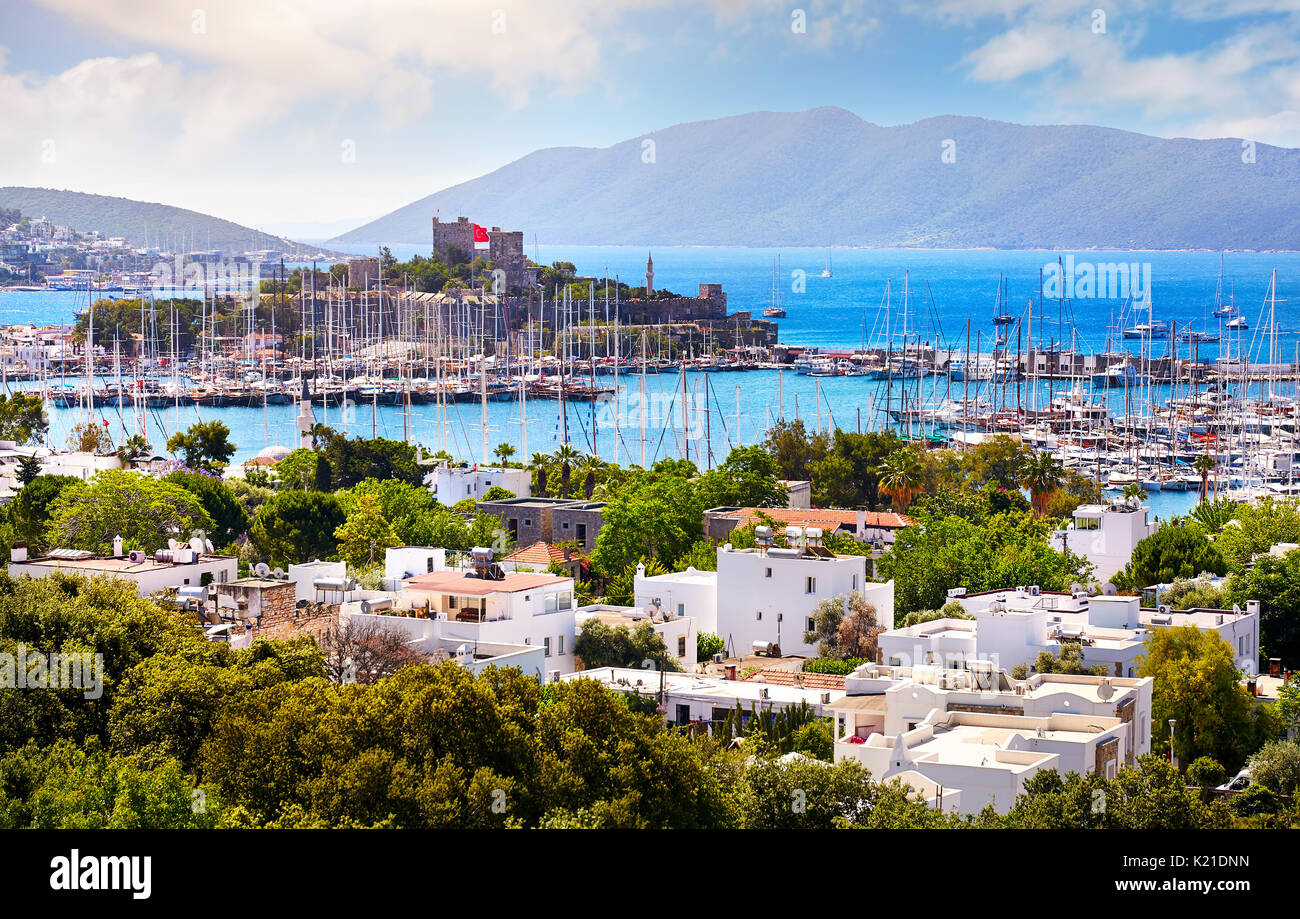 Vista del castello di Bodrum e porto Marina nel mare Egeo in Turchia Foto Stock
