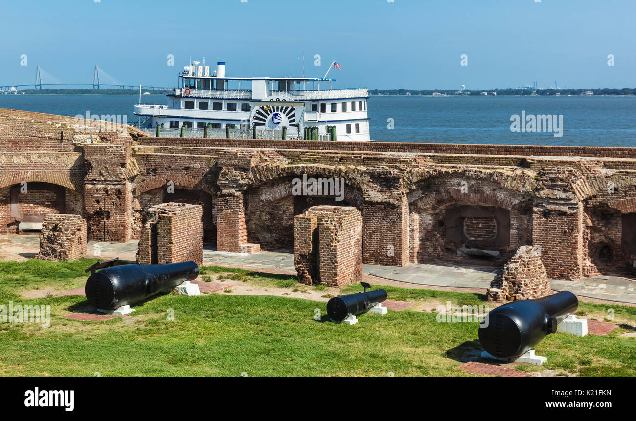 Due 15 pollici 50.000-pound Rodman canonici (sui lati), più grandi cannoni utilizzati nella guerra civile sono in mostra presso il Fort Sumter sito in Charleston, così Foto Stock