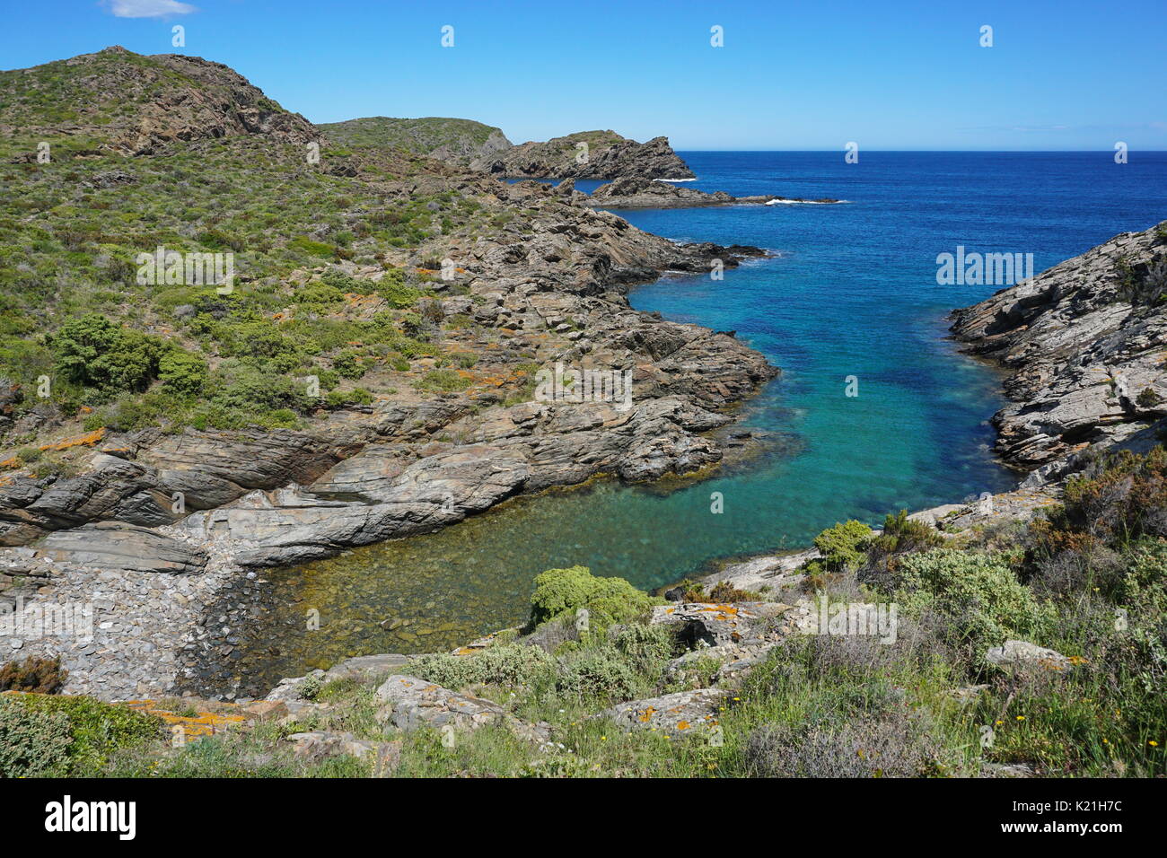 Spagna costa brava il paesaggio costiero spiaggia rocciosa con una piccola baia, Cala Torta, mare Mediterraneo, Cadaques, Cap de Creus, la Catalogna Foto Stock