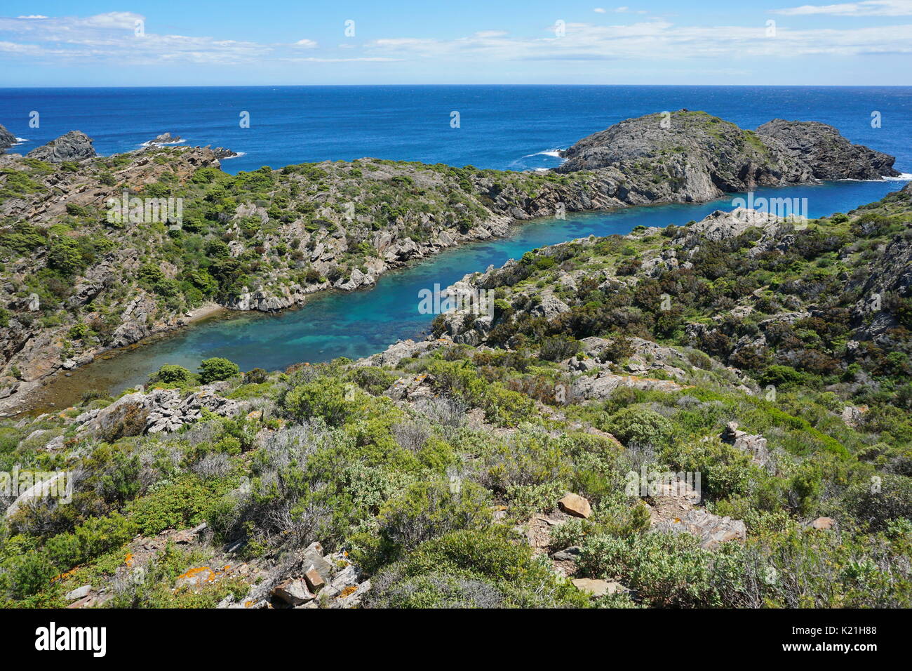 Spagna Il paesaggio costiero mediterraneo cove Cala Bona nel parco naturale di Cap de Creus, in Costa Brava Cadaques, Catalogna Foto Stock