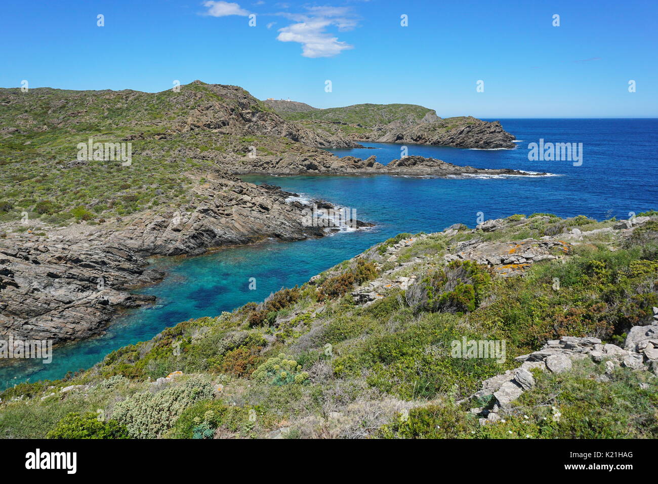 Spagna costa brava costa rocciosa nel paesaggio del parco naturale di Cap de Creus, mare Mediterraneo, Cadaques, Catalogna Foto Stock