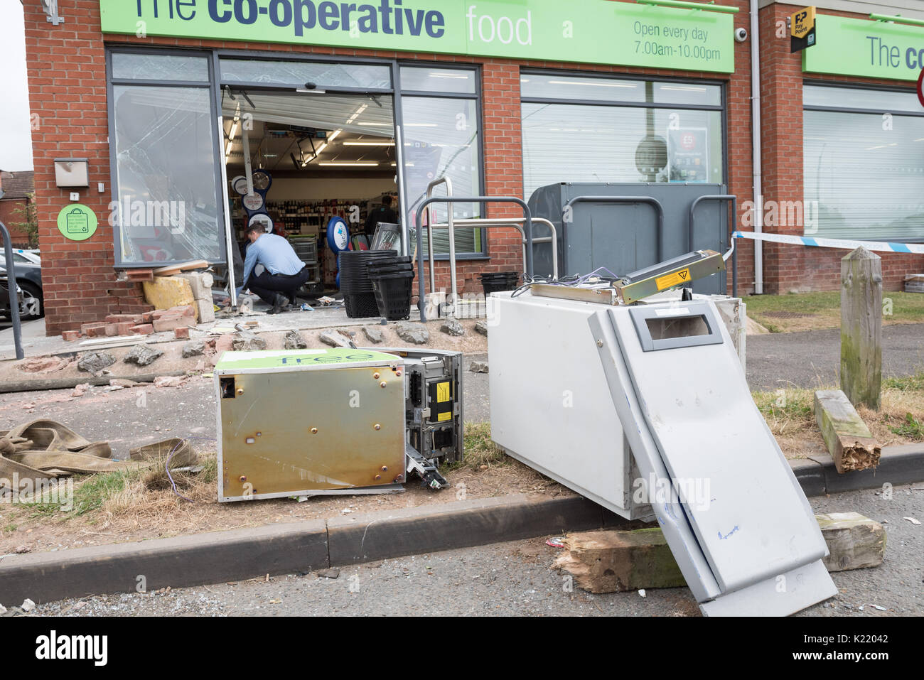 Wordsworth Avenue, Trinità Meads, Stratford-Upon-Avon, Warwickshire, Regno Unito. 4 luglio 2017. I residenti si è svegliato questa mattina per trovare il loro locale a co-operativ Foto Stock