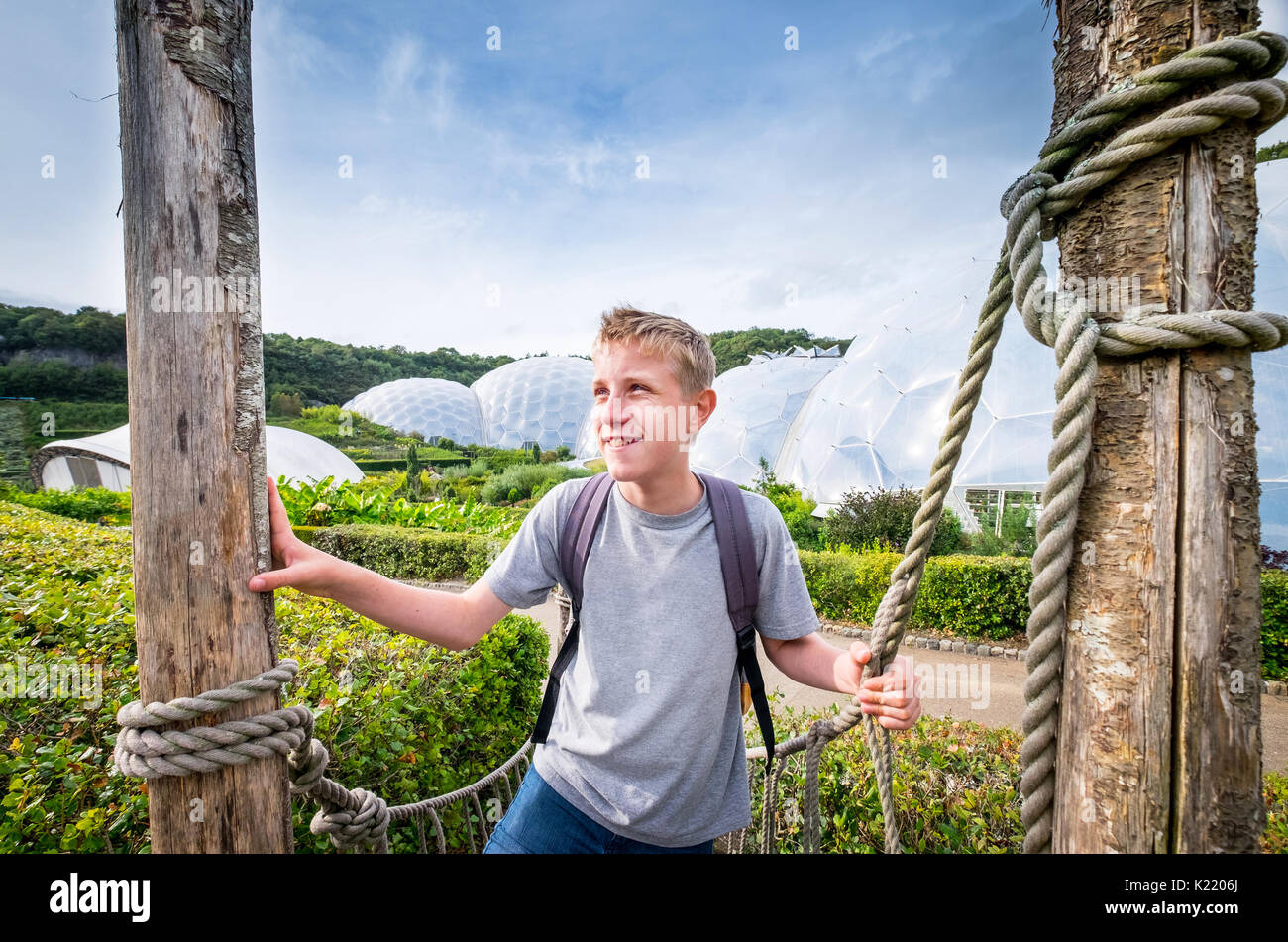 Un bambino ad esplorare il Progetto di Eden in Cornovaglia Foto Stock