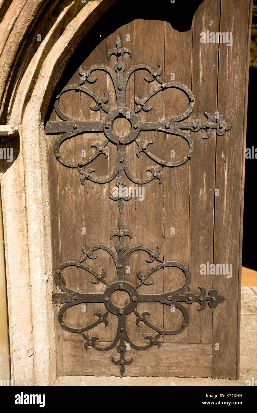 Grandi e cerniere decorative nel complesso design floreale su una vecchia porta di legno Foto Stock