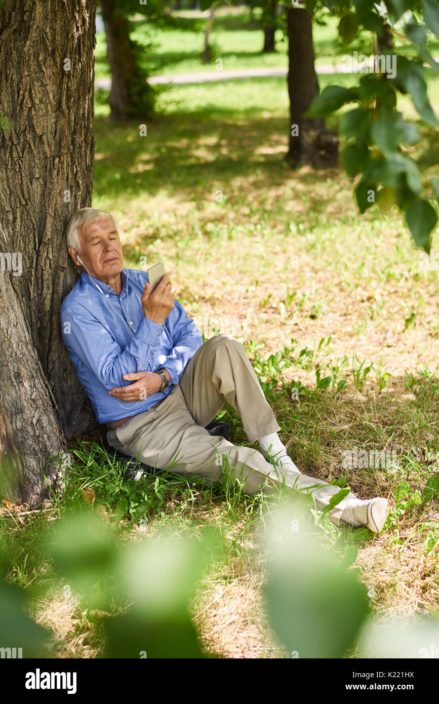 Uomo Senior Relax nel parco Foto Stock