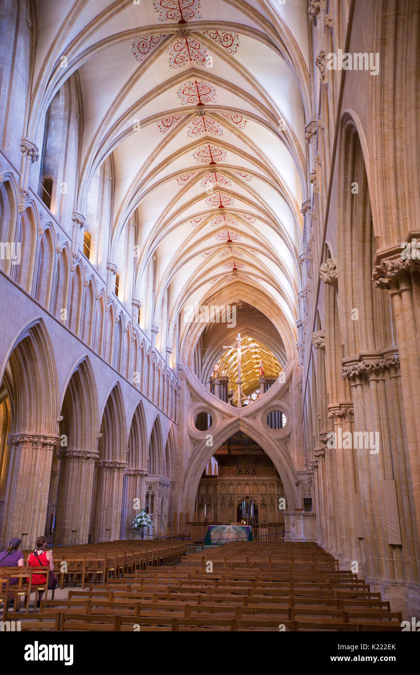 Insolito interno della Cattedrale di Wells con unica arcata a forbice nella navata con alto soffitto a volta, nel Somerset, Inghilterra Foto Stock