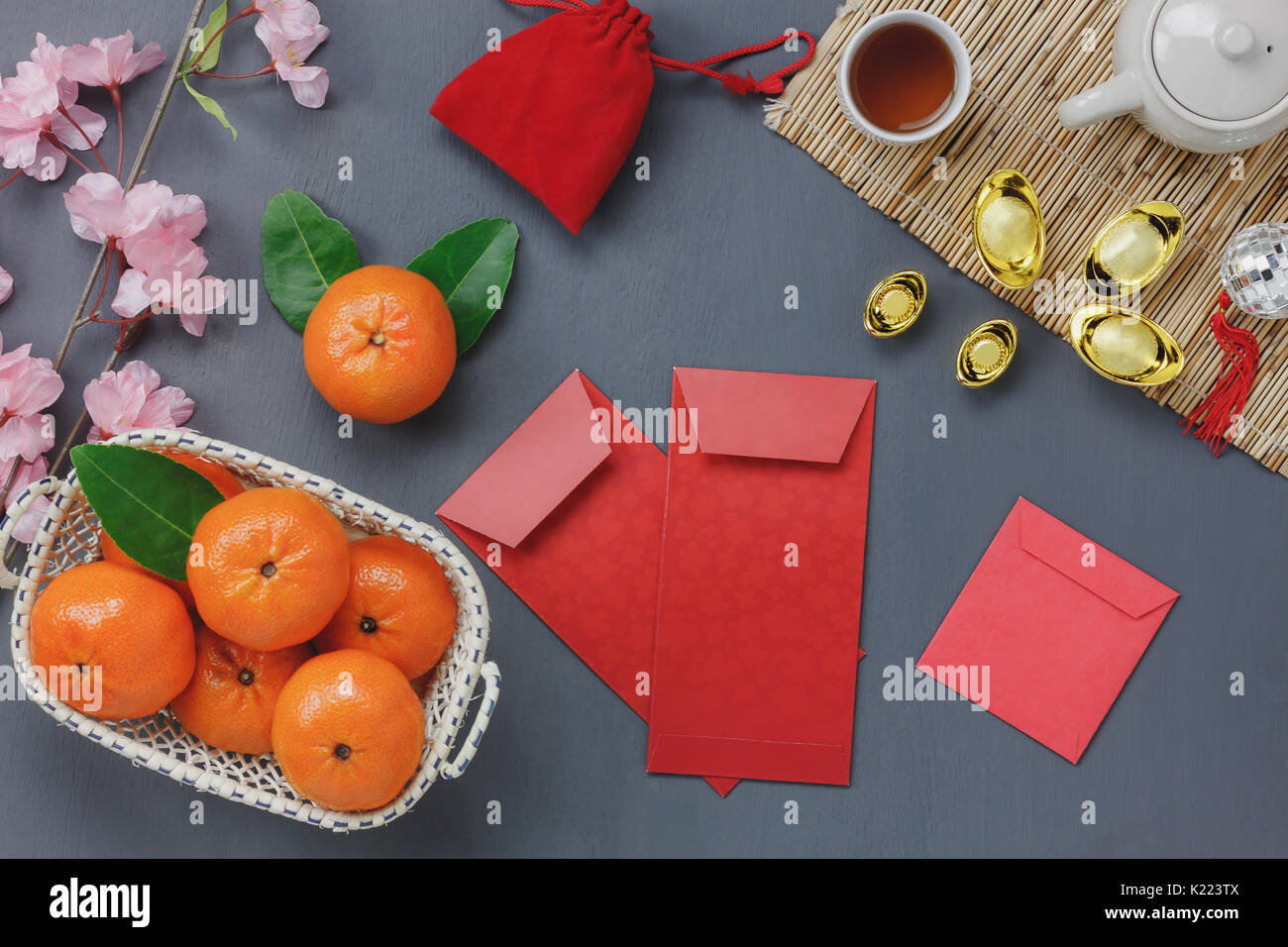 Vista aerea segno cinese di felice anno nuovo concetto festival.oggetto diverso sul moderno edificio grigio rustico in legno tavolo scrivania da ufficio sfondo.io essenziale Foto Stock