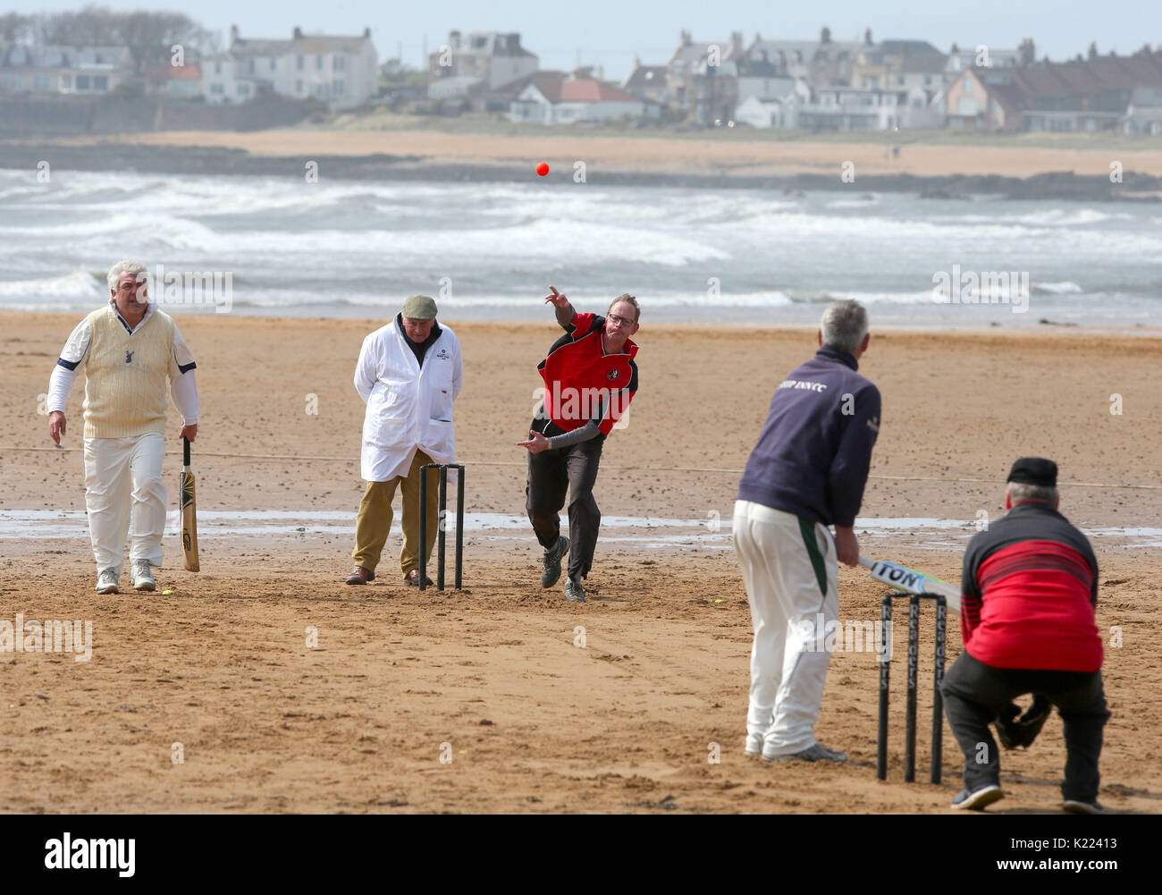 La nave Inn Cricket Club giocare una partita casalinga contro l'eccentrico fenicotteri Cricket Club domenica Aprile 30th, 2017, di fronte al pub di Elie, Fife, che è il solo in Gran Bretagna per avere una squadra di cricket con un passo sulla spiaggia. La nave Inn Cricket Club stagione dura da maggio a settembre con date delle partite dipende dalle maree. Qualsiasi battitore che colpisce un sei che atterra in nave Inn beer garden vince la loro altezza in birra e qualsiasi spettatore che si ritiene che le catture di sei nel giardino della birra vince anche la loro altezza nella birra. Foto Stock