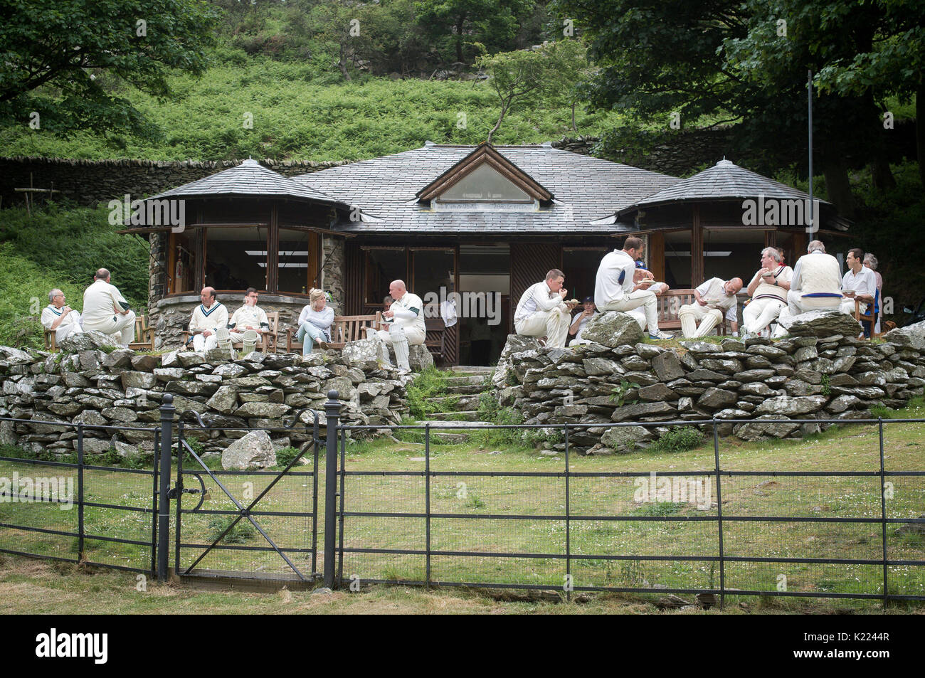 I giocatori prendono una pausa per il tè durante la partita annuale amichevole tra i Cavaliers Cravens e il Lynton & Lynmouth Cricket Club presso il terreno situato all'interno della Valle delle rocce, nel Devon Nord, sabato 5 agosto 2017. Foto Stock