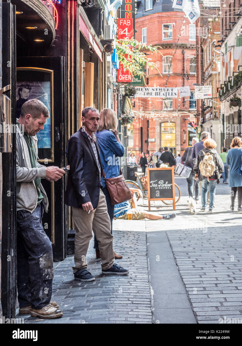 Uomo di lasciare l'anima in gomma Beatles pub, Mathew Street, Liverpool, in Inghilterra, Regno Unito Foto Stock