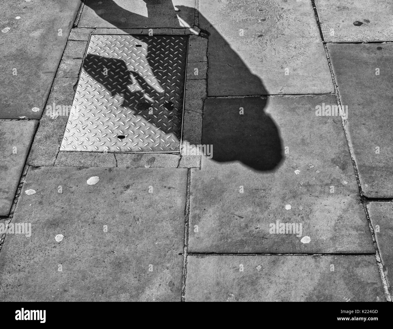 Ombre sul marciapiede, Liverpool, in Inghilterra, Regno Unito Foto Stock