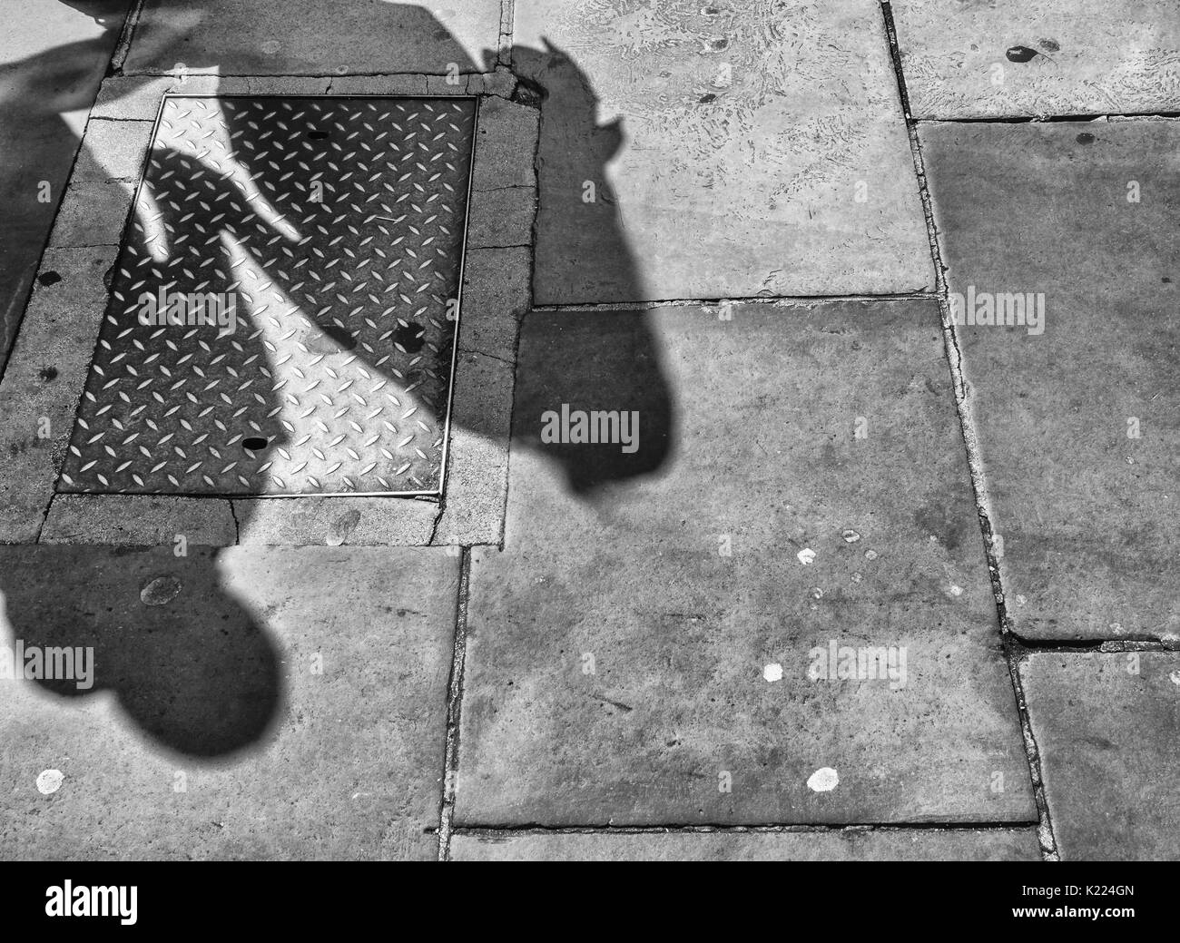 Ombre sul marciapiede, Liverpool, in Inghilterra, Regno Unito Foto Stock
