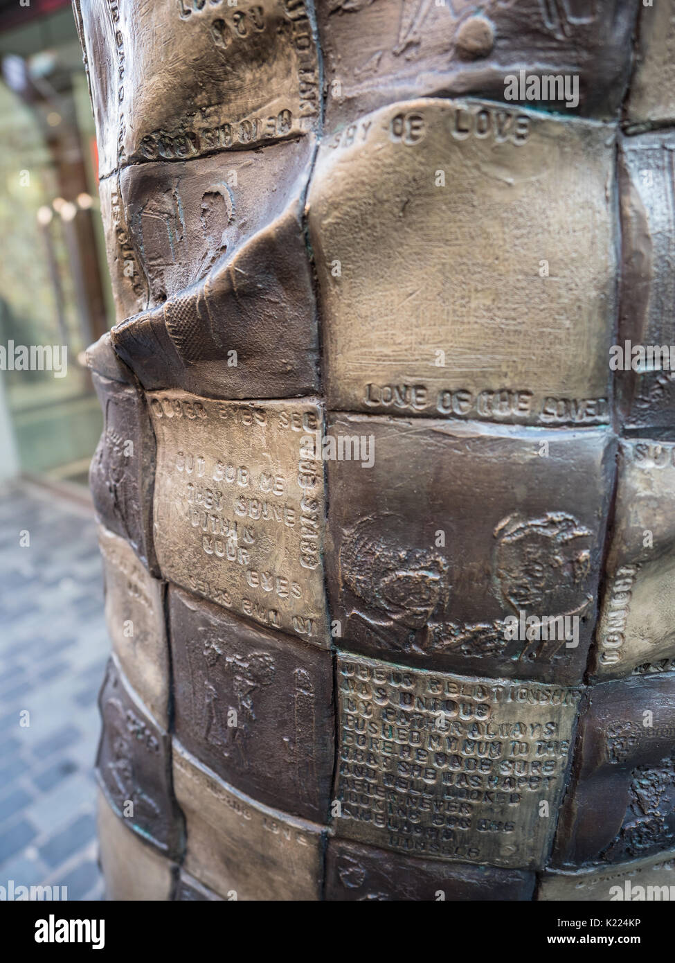 Close-up di Cilla Black statua, la caverna, Mathew Street, Liverpool, in Inghilterra, Regno Unito Foto Stock