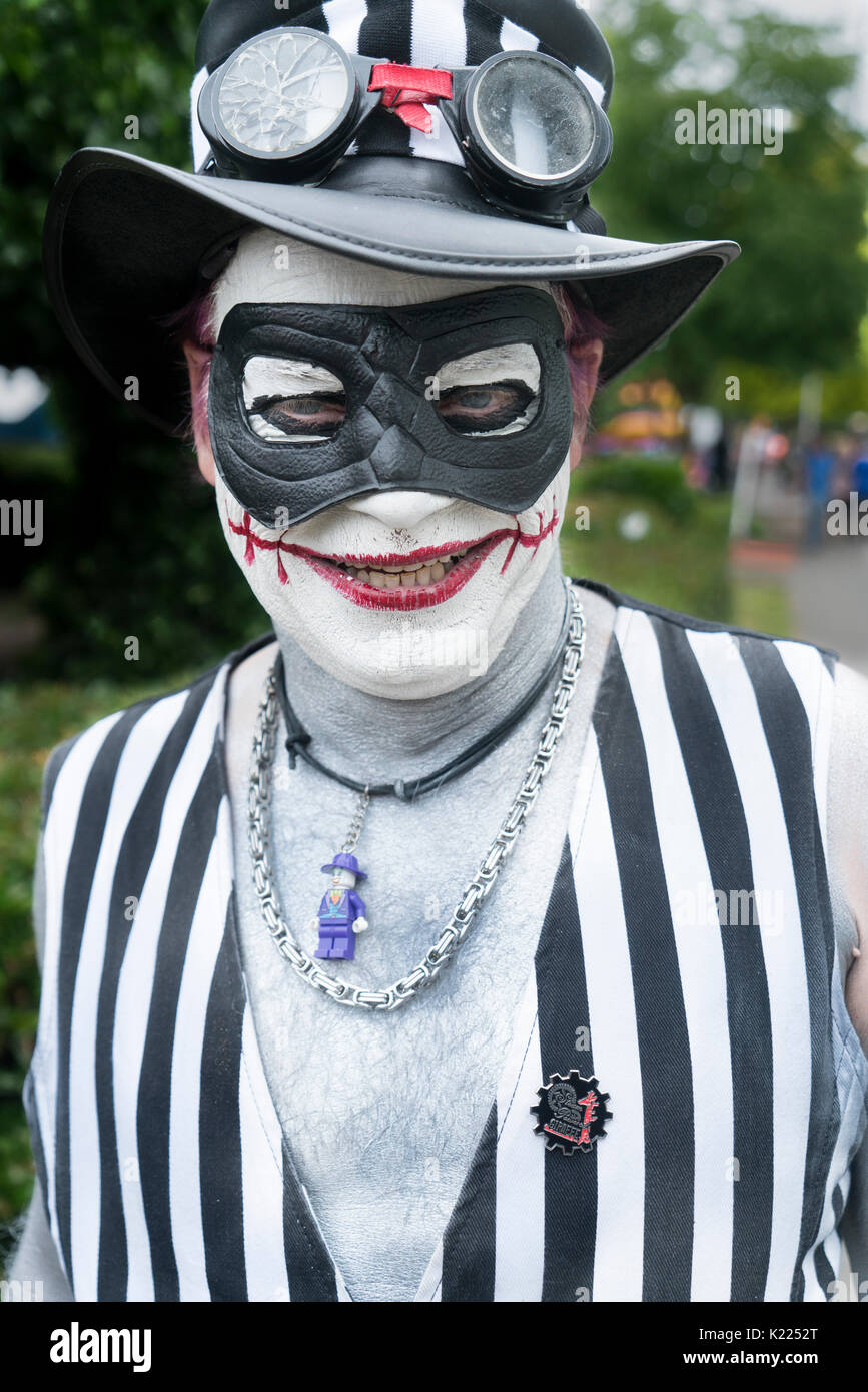 Un uomo in un costume mostruosi al Fremont solstice parade, Seattle, Washington, Stati Uniti d'America Foto Stock