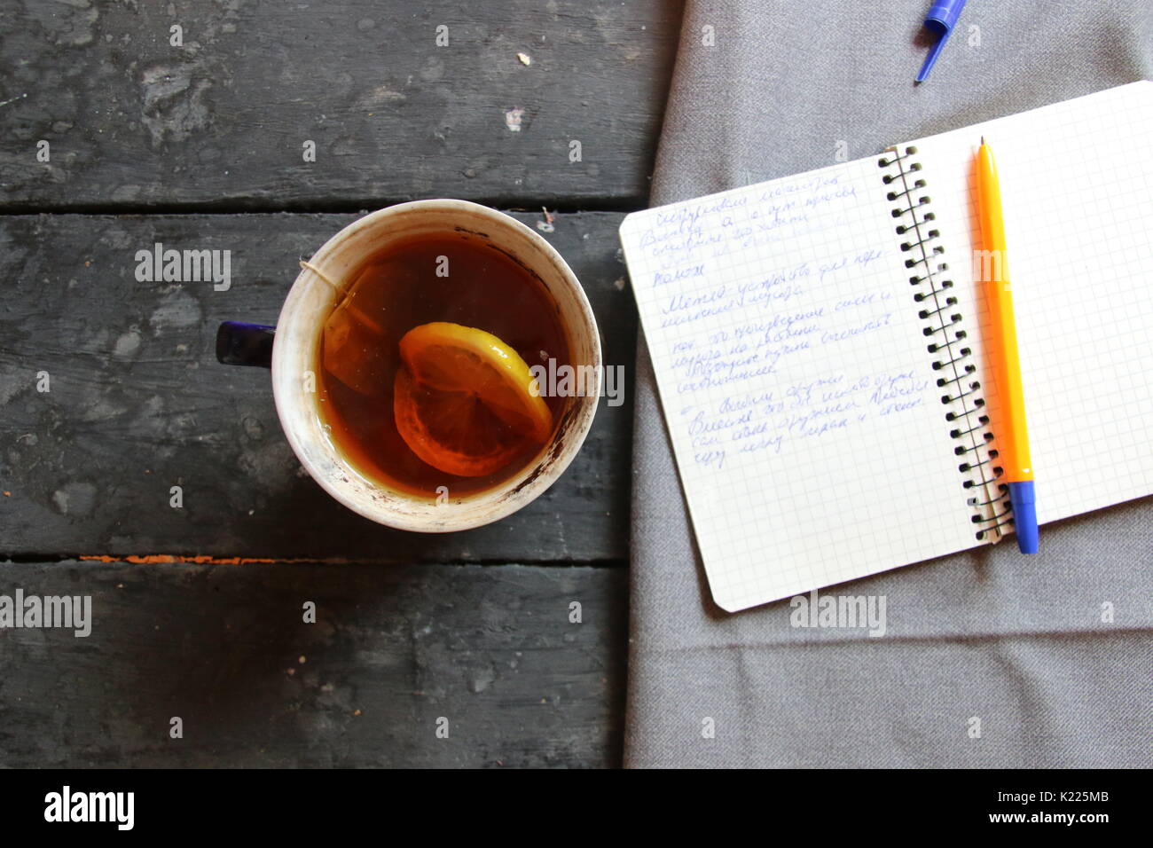 Scrittore o scuola idea, occorrente per il te e il portatile sul tavolo Foto Stock