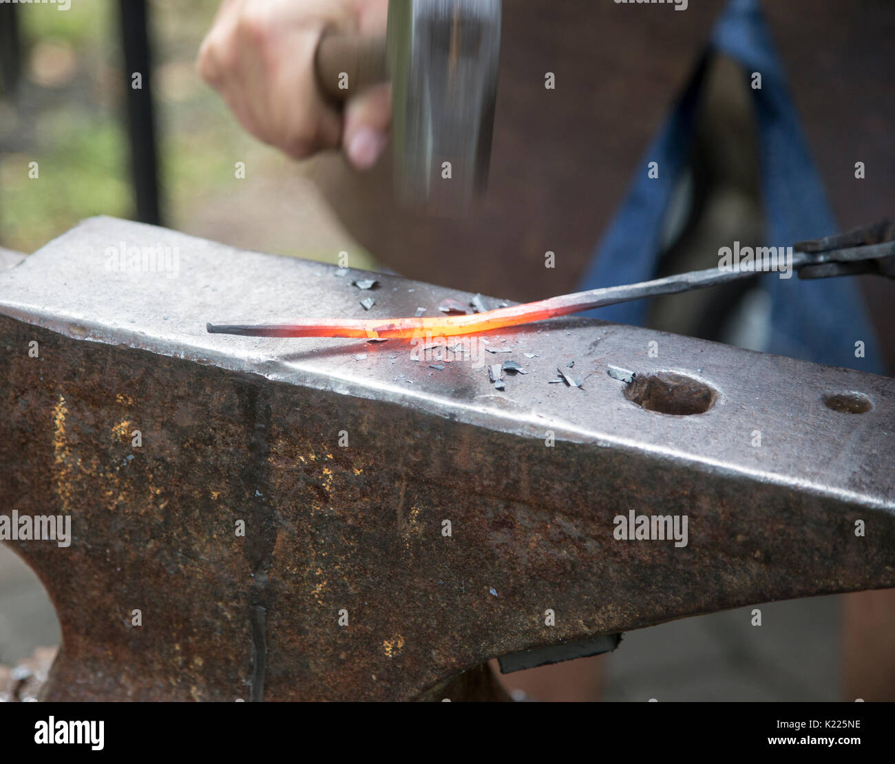 Fabbro martellare un'asta in acciaio presso la Casa Hopper-Goetschius in Upper Saddle River, NJ Foto Stock
