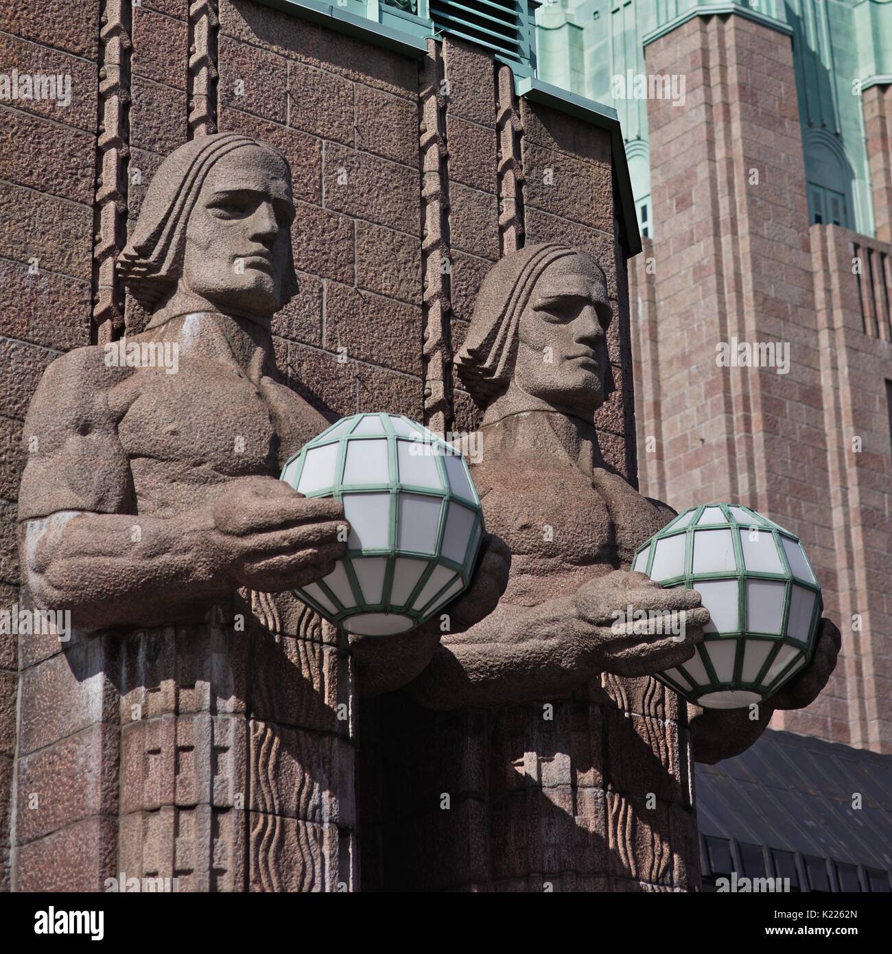 Le figure di fronte a Helsinki la stazione centrale Foto Stock