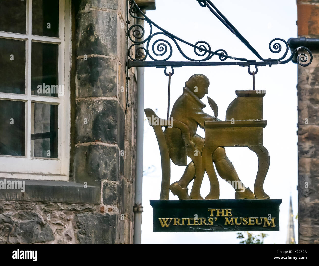 Segno d'oro di scrittore alla scrivania, scrittore, Museo Makar's Court, LAWNMARKET, Edimburgo, celebra la vita di autori scozzesi RLS, Robert Burns e Scott Foto Stock