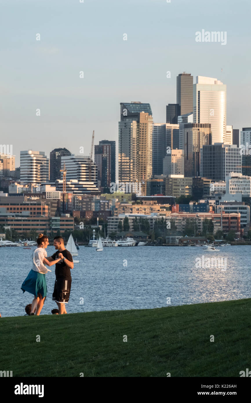 Coppia danzante in lavori Gas Park, il Lago Union, Seattle, Washington, Stati Uniti d'America Foto Stock