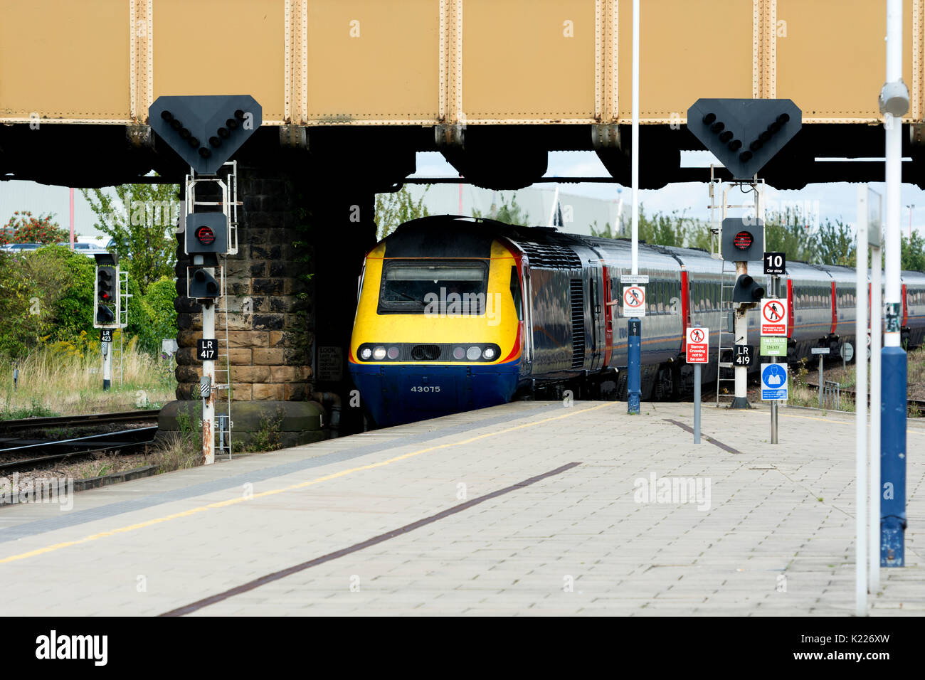 East Midlands treni classe 43 diesel HST arrivando alla stazione di Leicester, Leicestershire, Regno Unito Foto Stock