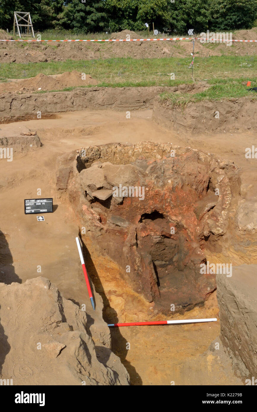 2017 Aylsham progetto romano - finito fornace romana su ultimo giorno di scavo con il sito e codice di contesto segno, freccia nord e poli di ranging per la scala Foto Stock