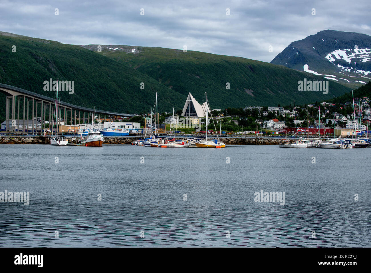 Chiesa Tromsdalen, noto anche come Ishavskatedralen (la Cattedrale Artica) in Tromso, Norvegia settentrionale. Foto Stock