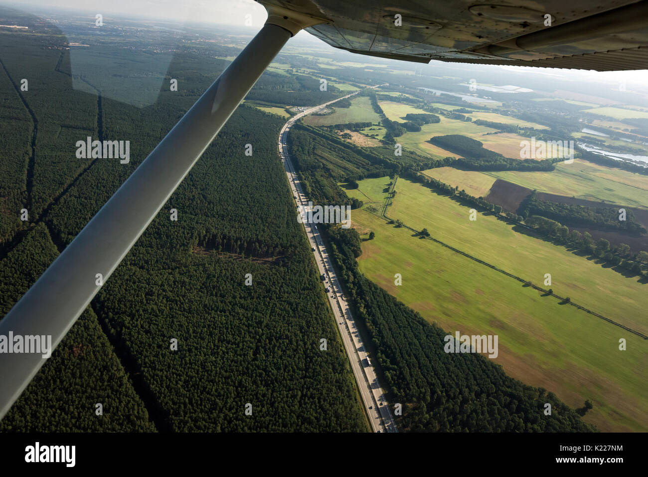 Aria le foto scattate da un Cessna 172 dalla situazione del traffico sulla autostrada A2 nei pressi di Berlino. Foto Stock
