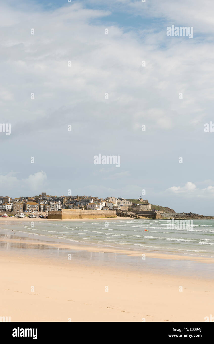 Spiaggia del porto con la bassa marea, St Ives, Cornwall, Regno Unito Foto Stock