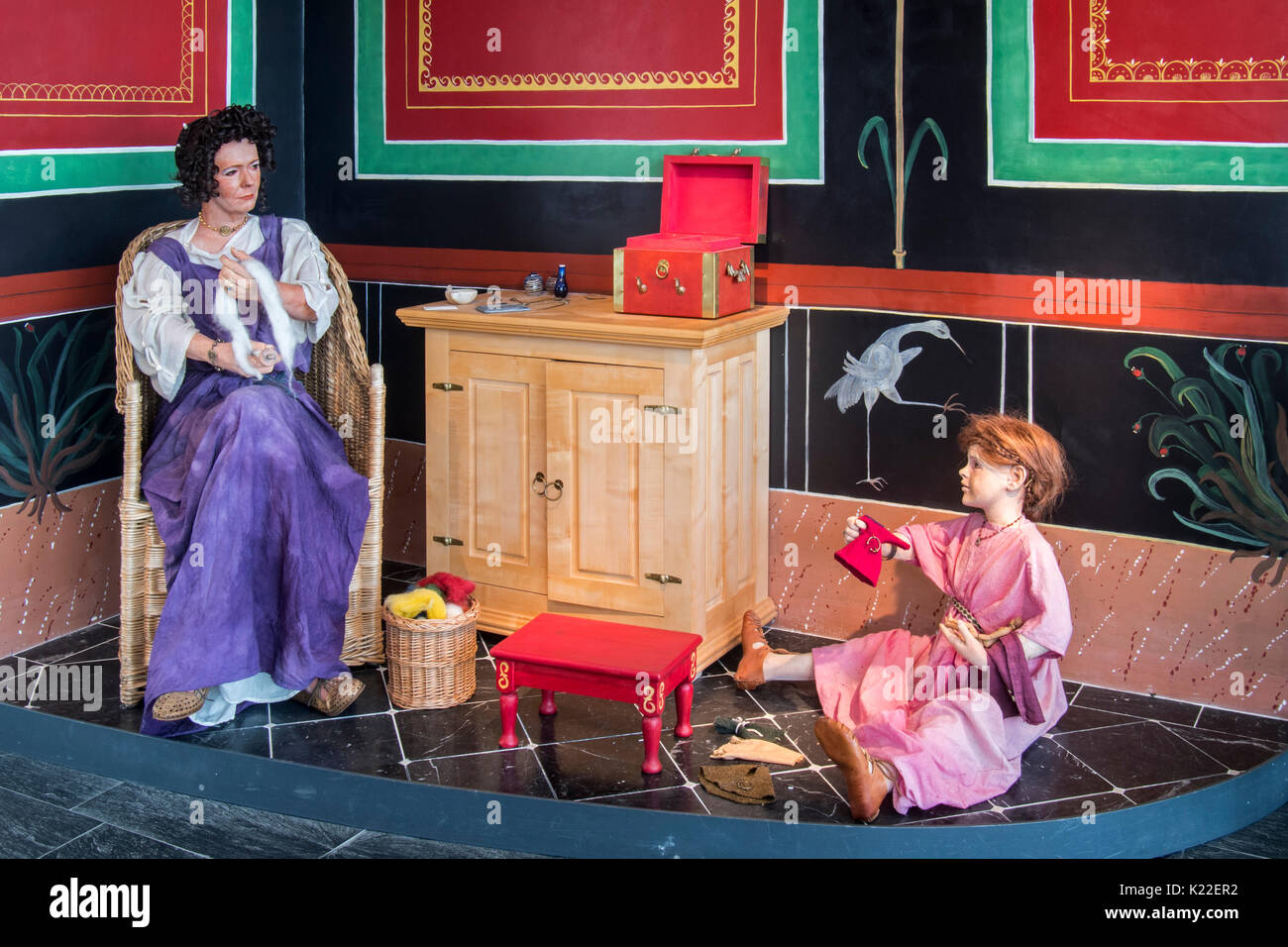 Diorama che mostra la vita-size figure raffiguranti la filatura donna con mandrino whorl e la figlia in una villa romana, Echternach, Lussemburgo Foto Stock