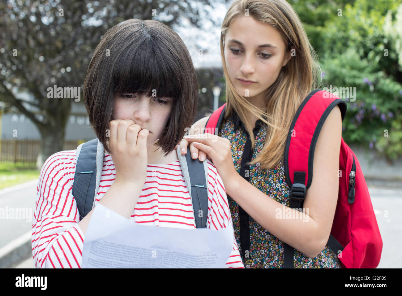 Ragazza adolescente di console amico oltre il cattivo risultato esame Foto Stock