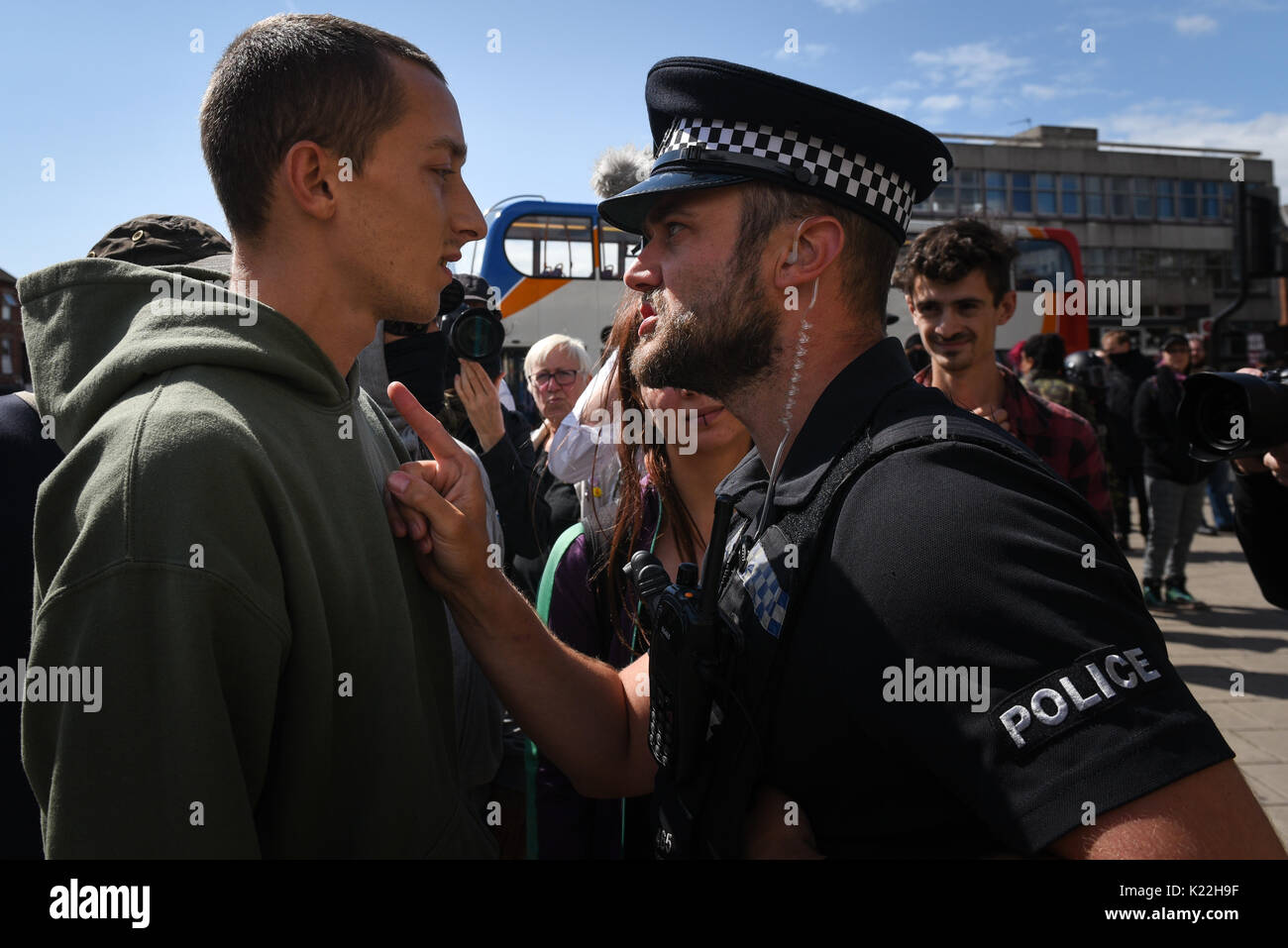 Grantham, Lincolnshire, Regno Unito. 19 agosto 2017. Nella foto: antifascista è avvertito da un polceman fuori Grantham's Weatherspoons dove i membri del Foto Stock